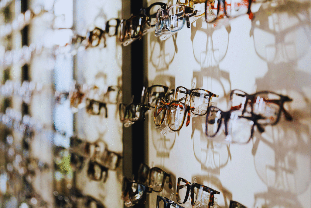 Choosing the Right Eyeglasses — A Complete Guide for Style and Comfort